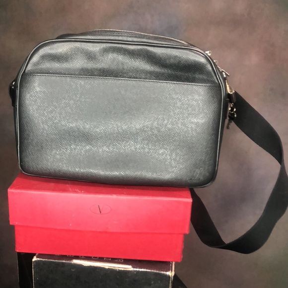 LOUIS VUITTON authentic Taiga Reporter PM Bag, Crossbody/Shoulder Leather - Picture 2 of 9